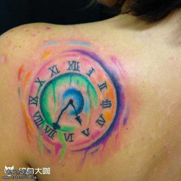 背部彩表纹身图案