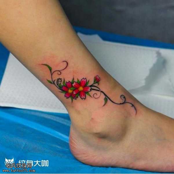 腿部樱花纹身图案