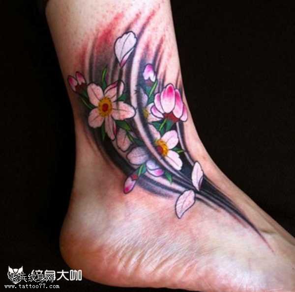 腿部樱花纹身图案