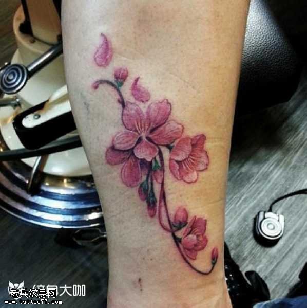 腿部樱花纹身图案