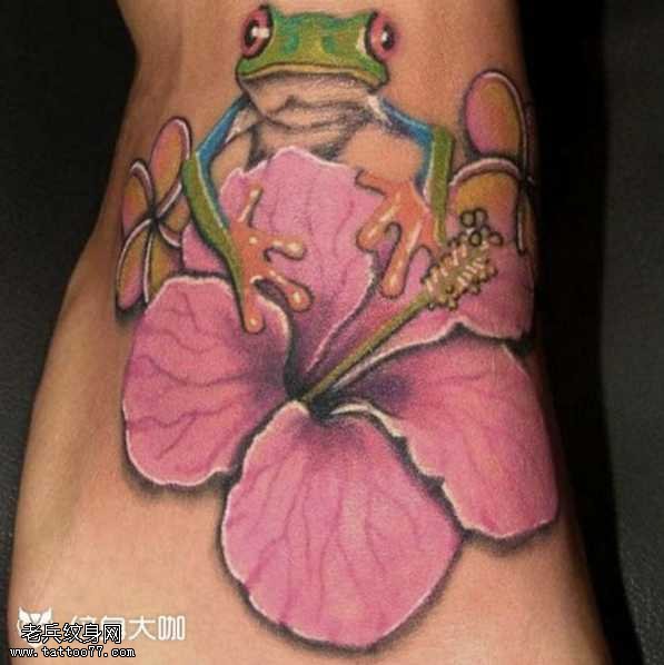 腿部粉樱花纹身图案
