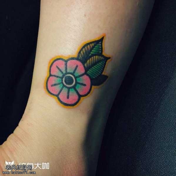 腿部樱花纹身图案