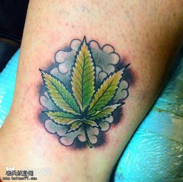 腿部麻叶纹身图案