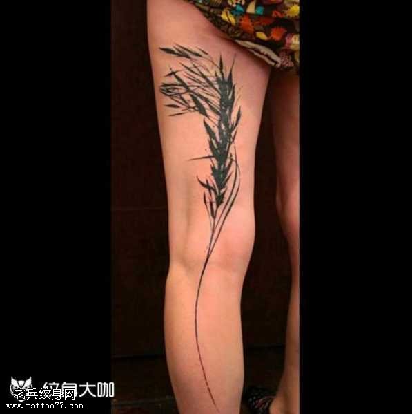 腿部黑麻纹身图案