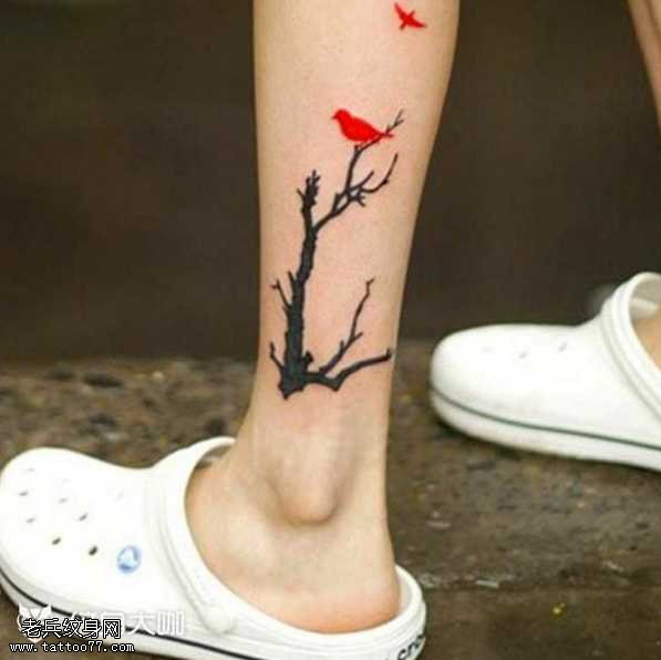 腿部树木纹身图案