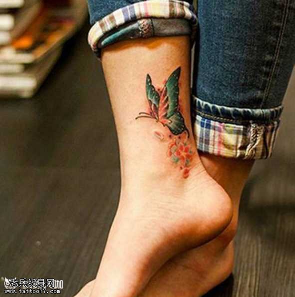 脚部蝴蝶纹身图案