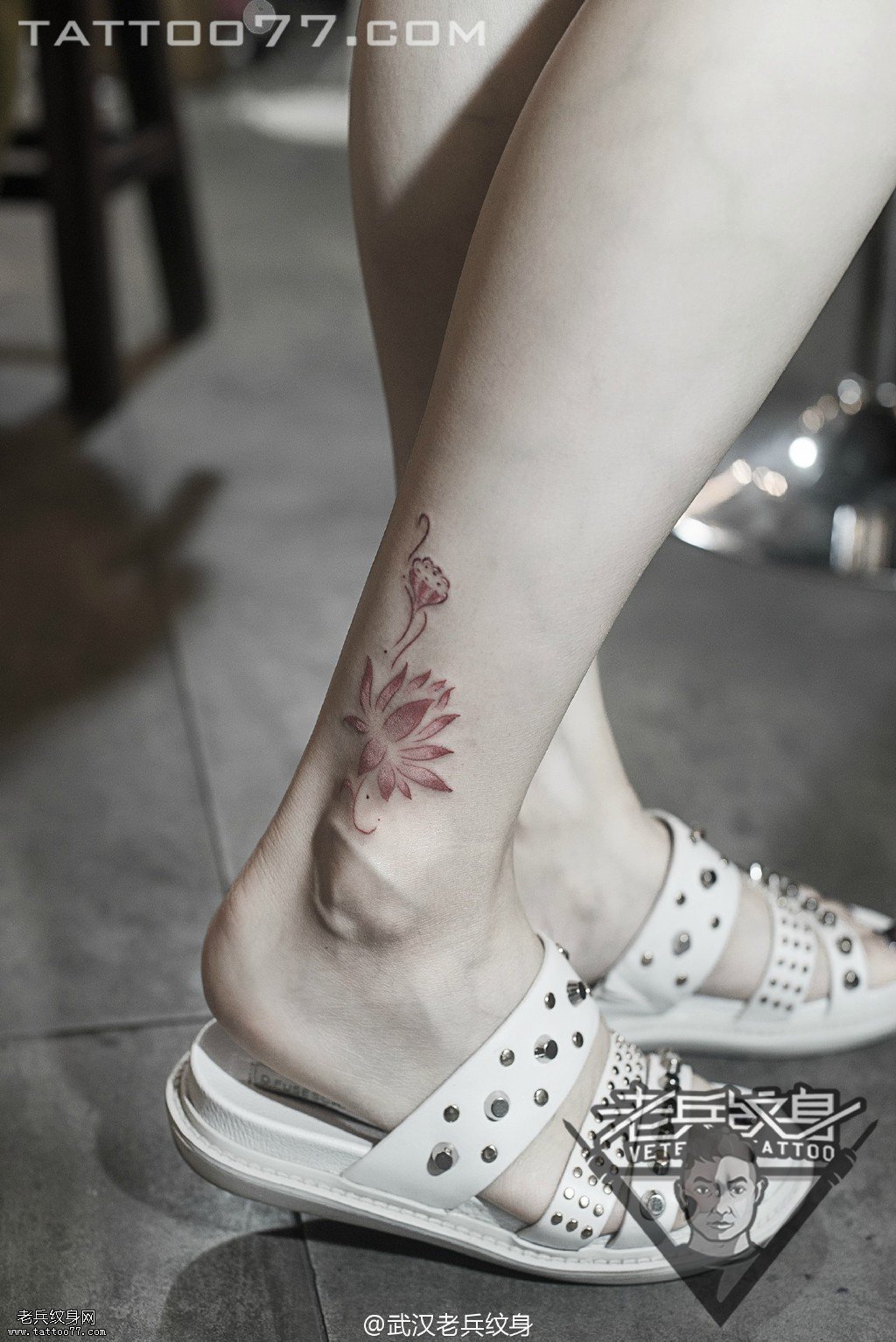 脚踝红色莲花纹身图案作品