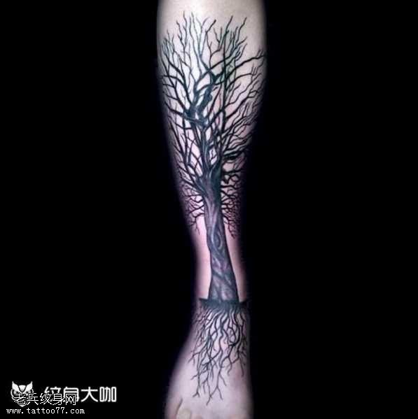 腿部树木纹身图案