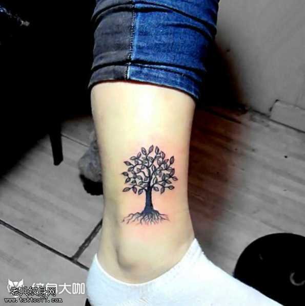 腿部树木纹身图案