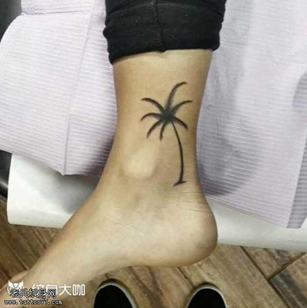 腿部树木纹身图案