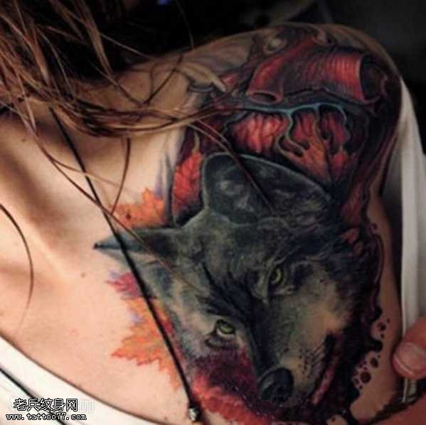 肩部个性狼纹身图案