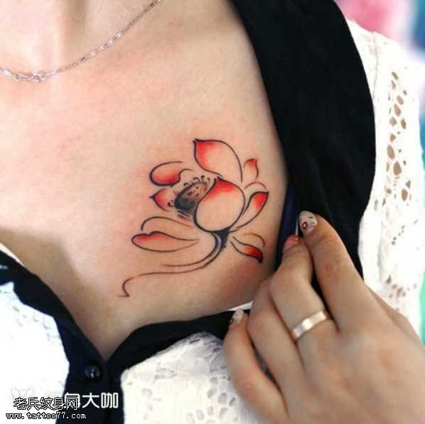 胸部莲花纹身图案