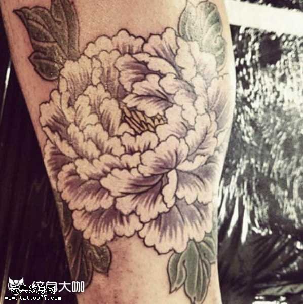 腿部牡丹花纹身图案