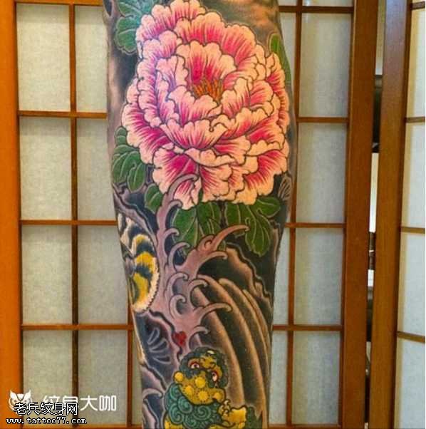 腿部牡丹花纹身图案
