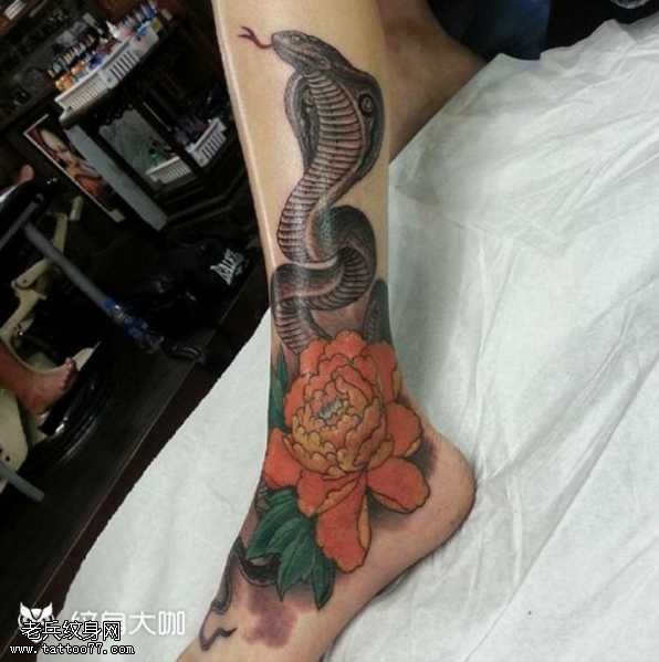 腿部牡丹花蛇纹身图案