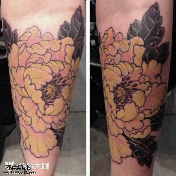 腿部黄牡丹花纹身图案