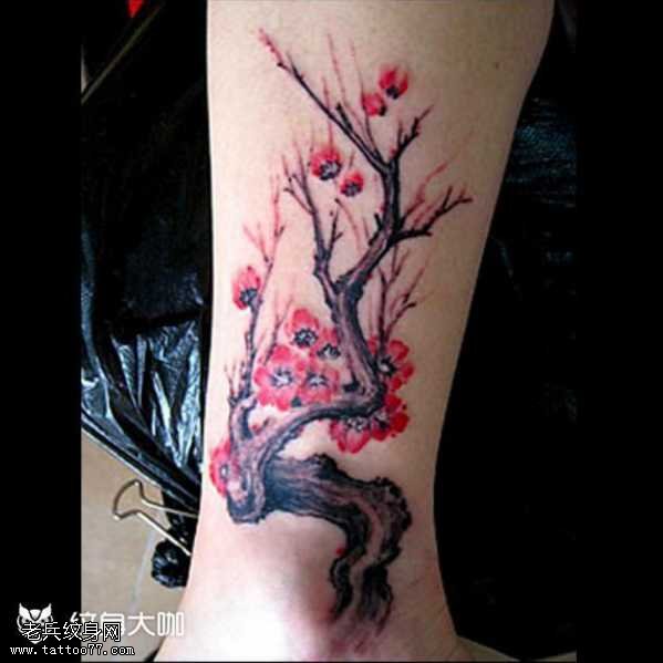 腿部梅花纹身图案