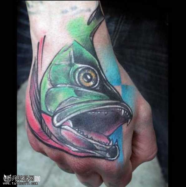 手部食人鱼纹身图案