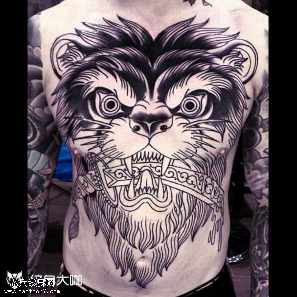 胸部狮子刀纹身图案