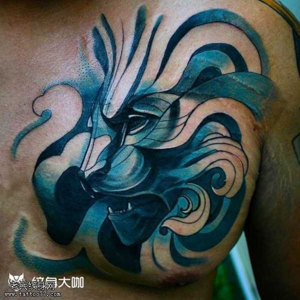 胸部篮彩狮子纹身图案
