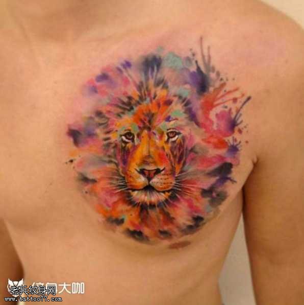 胸部彩狮纹身图案