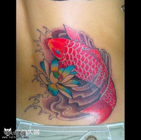 腰部莲花鲤鱼纹身图案