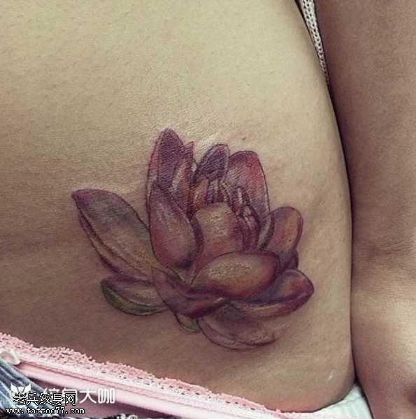 腰部莲花纹身图案