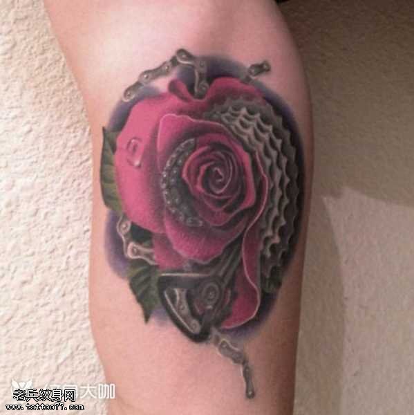 腿部玫瑰纹身图案