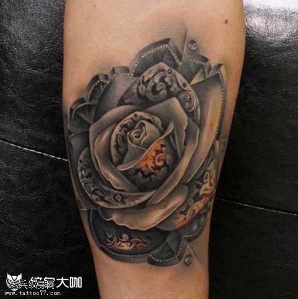 腿部玫瑰纹身图案