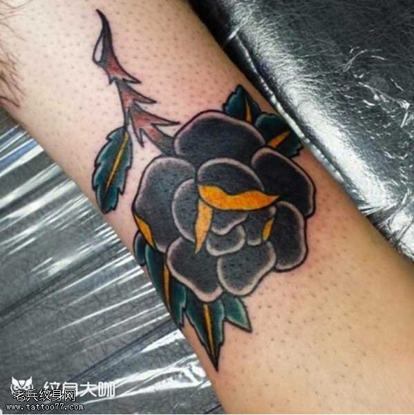 腿部黑玫瑰纹身图案