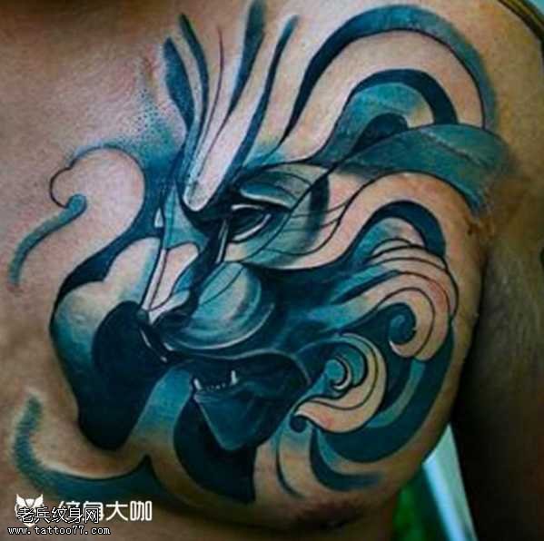 胸部水墨狮子纹身图案