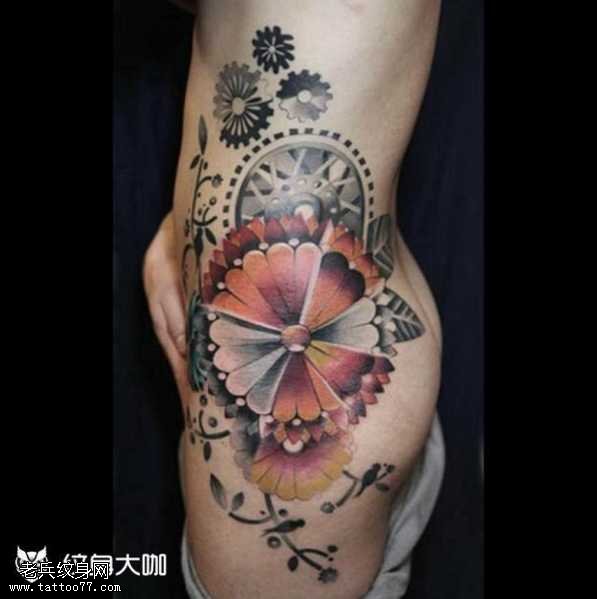 腰部花朵纹身图案
