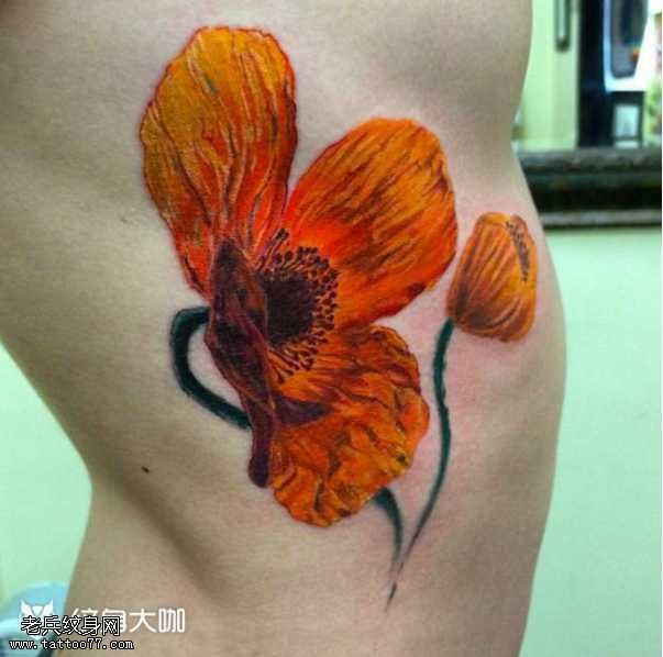 腰部花朵纹身图案