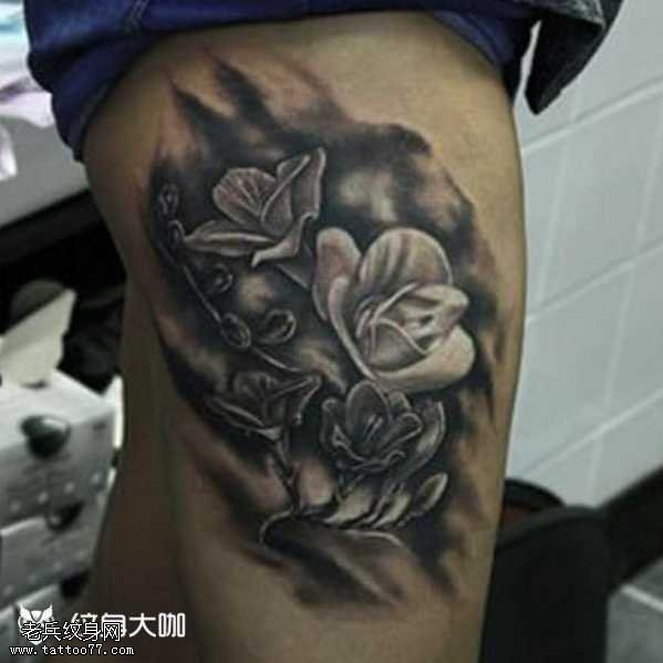 腿部黑色花纹身图案