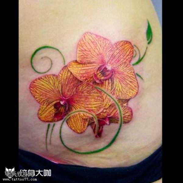 腰部红花朵纹身图案
