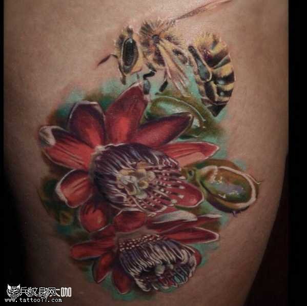 腰部逼真花纹身图案