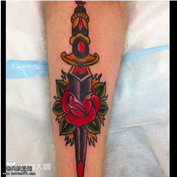 腿部玫瑰刀纹身图案