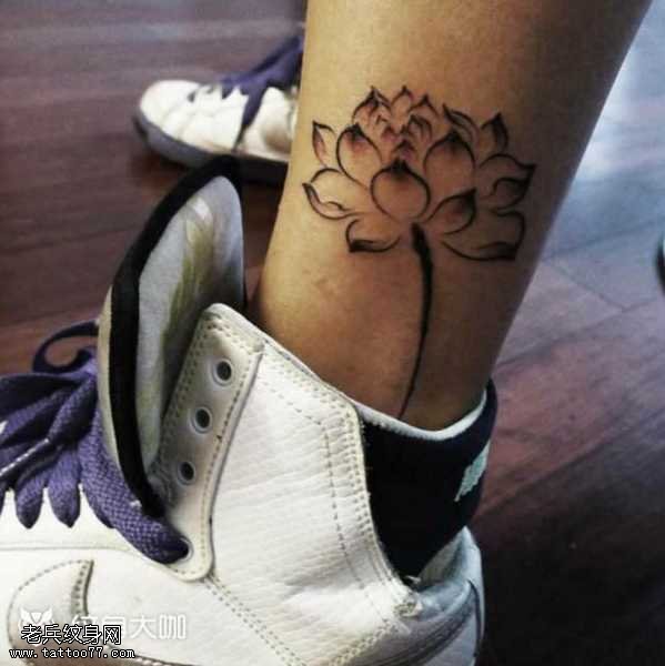 腿部莲花纹身图案