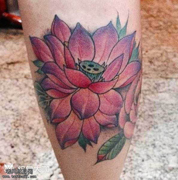 腿部莲花纹身图案