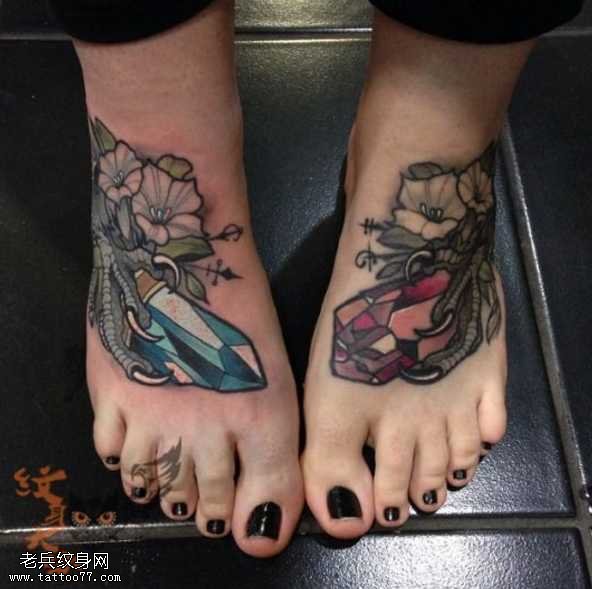 脚部钻石纹身图案