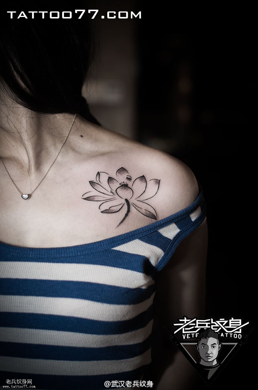 妹子锁骨黑灰莲花纹身图案作品