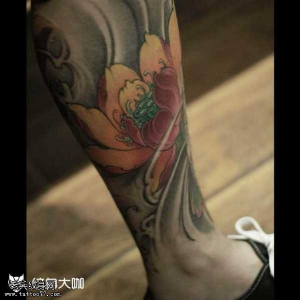 腿部莲花纹身图案