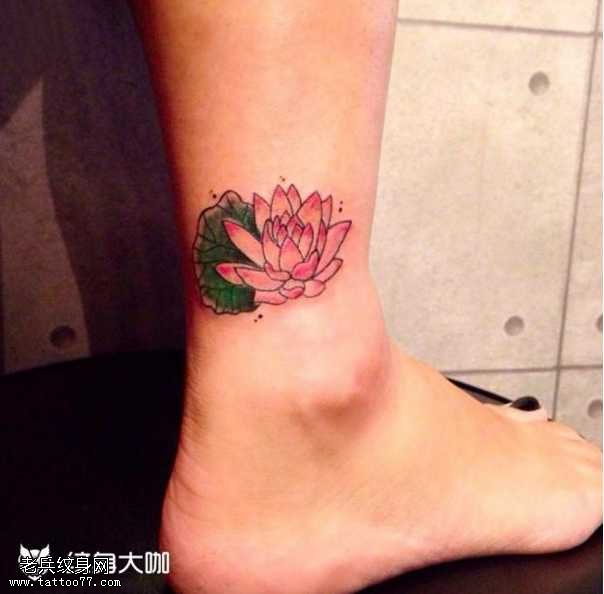 腿部粉莲花纹身图案