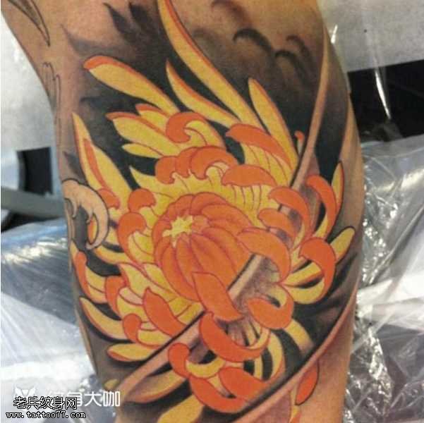 腿部黄菊花纹身图案