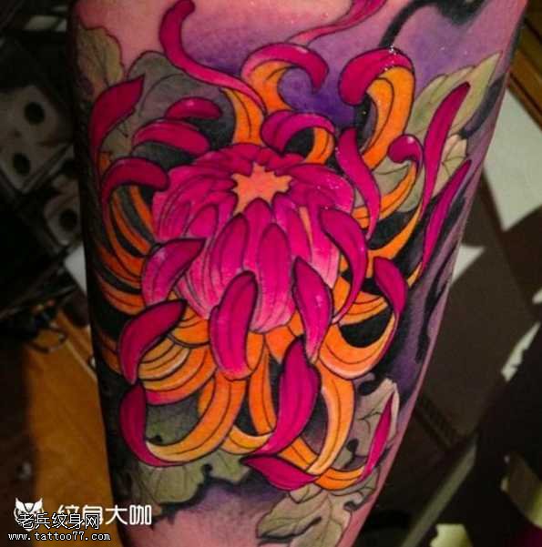 腿部紫色的菊花纹身图案