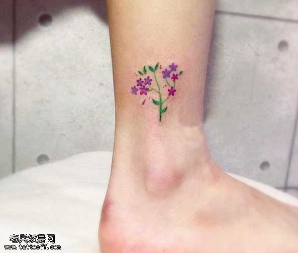 腿部花朵纹身图案