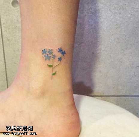 腿部蓝花朵纹身图案