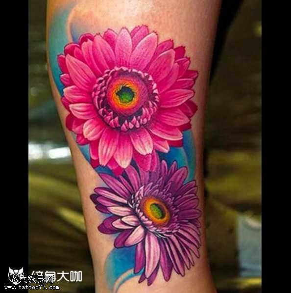 腿部花朵纹身图案