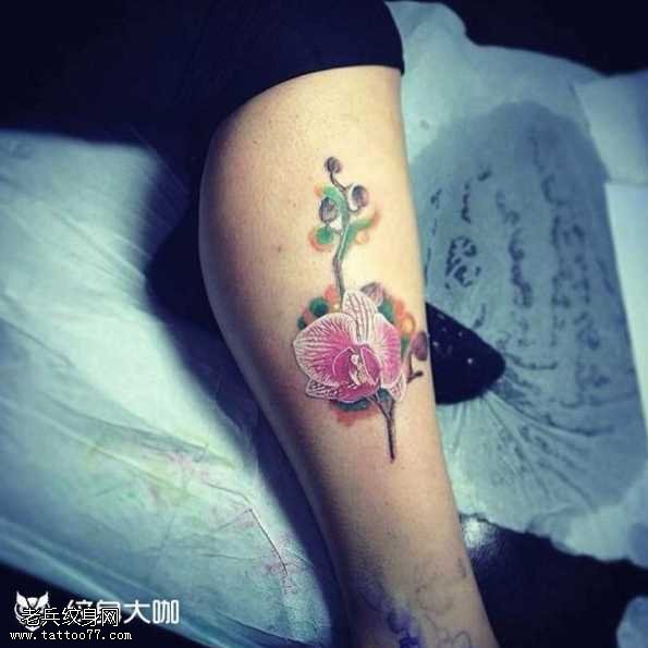 腿部花朵纹身图案