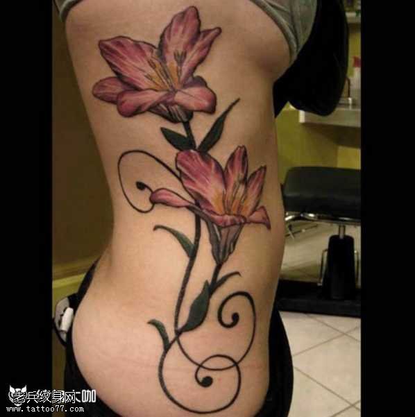 腰部花朵纹身图案